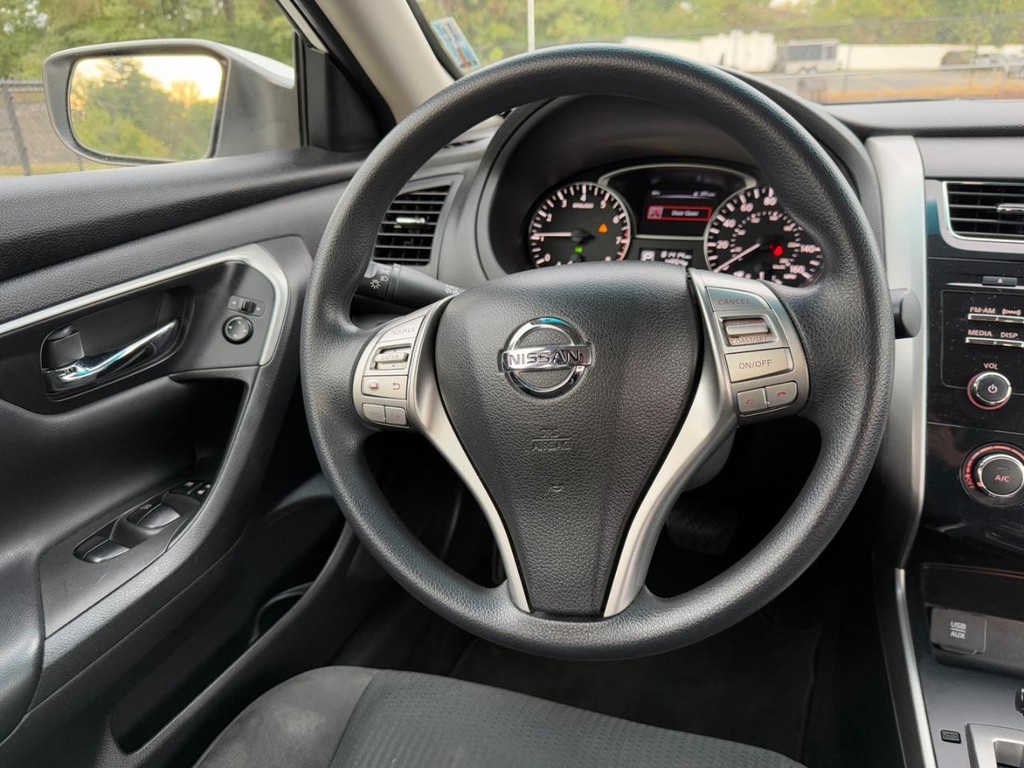 Nissan Altima Vehicle Full-screen Gallery Image 13