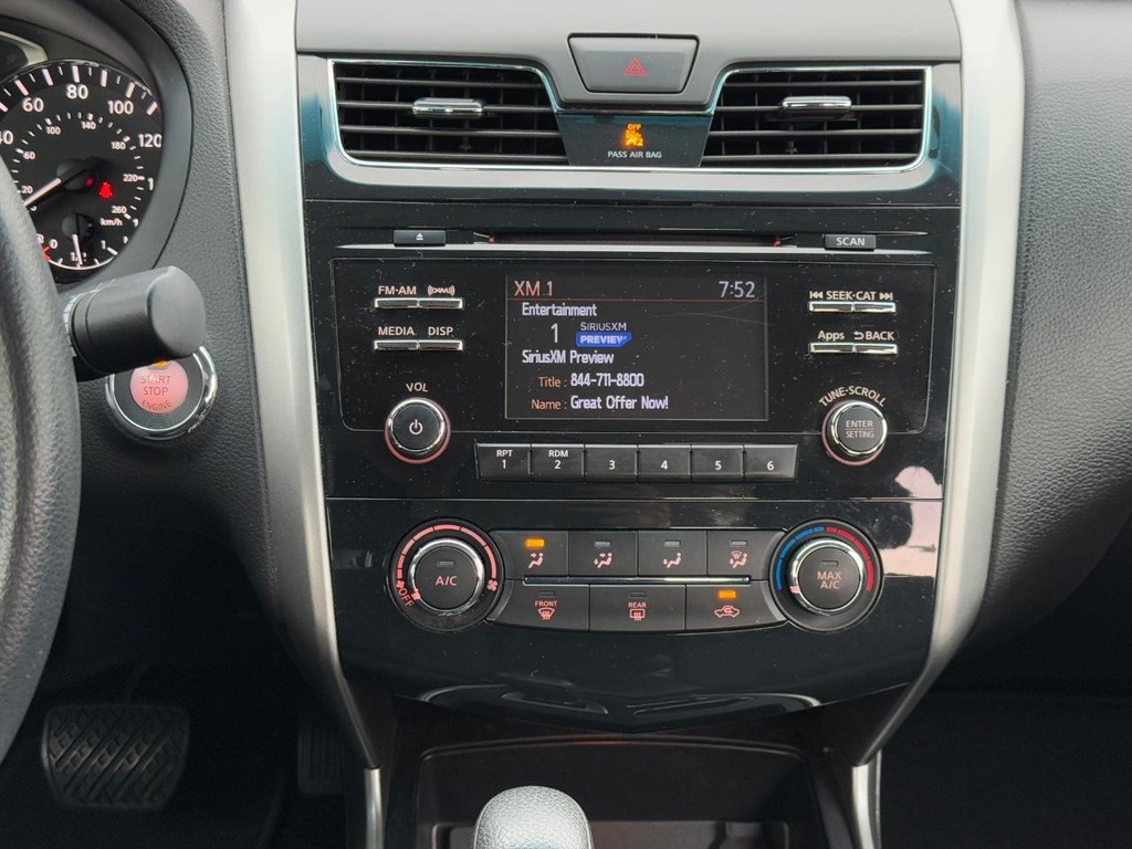 Nissan Altima Vehicle Full-screen Gallery Image 14