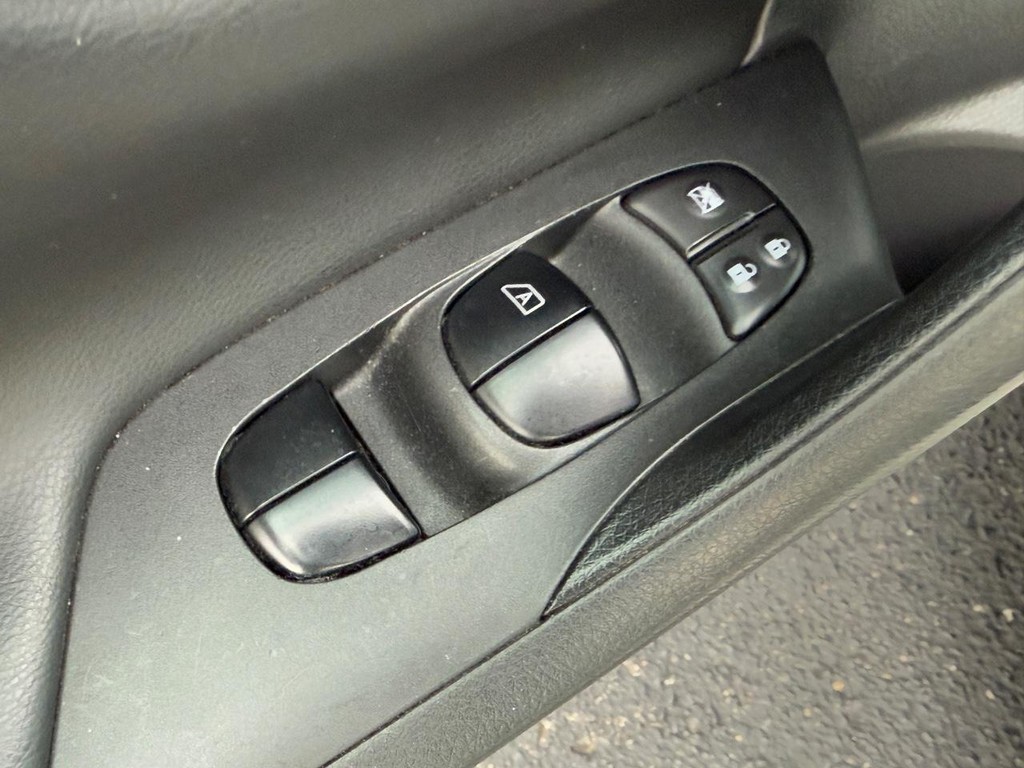 Nissan Altima Vehicle Full-screen Gallery Image 15