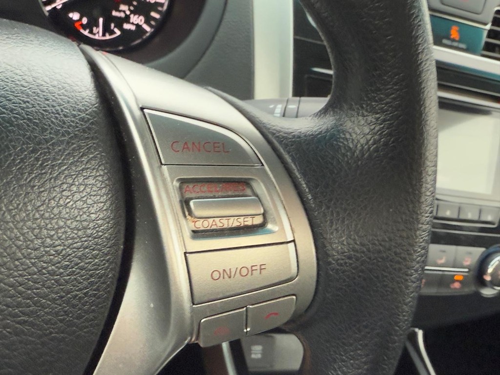 Nissan Altima Vehicle Full-screen Gallery Image 18