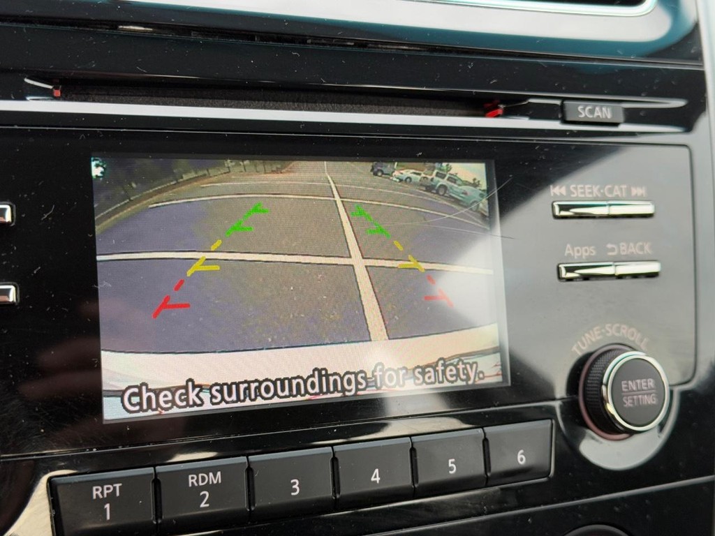 Nissan Altima Vehicle Full-screen Gallery Image 21