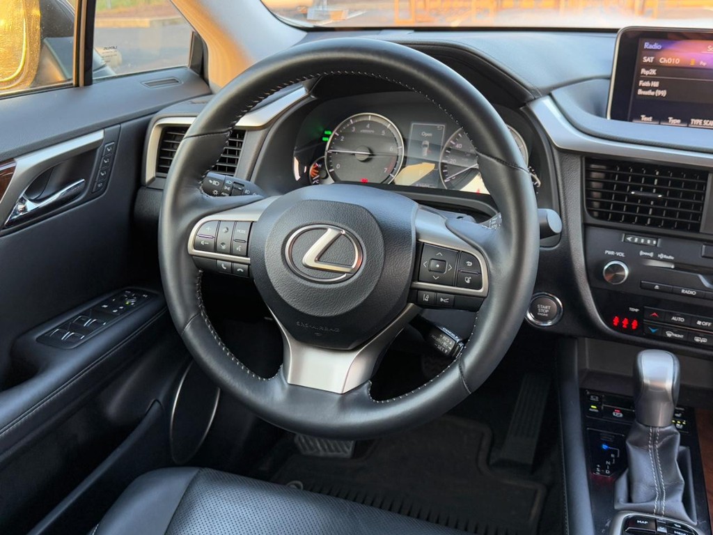 Lexus RX Vehicle Full-screen Gallery Image 12