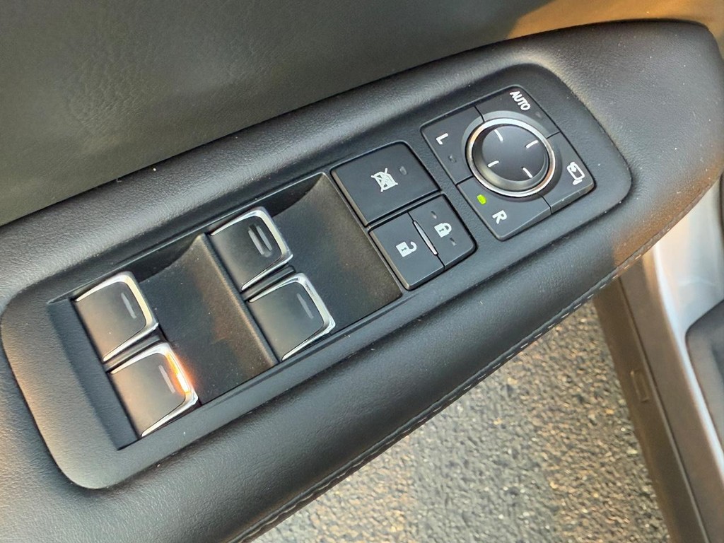 Lexus RX Vehicle Full-screen Gallery Image 14