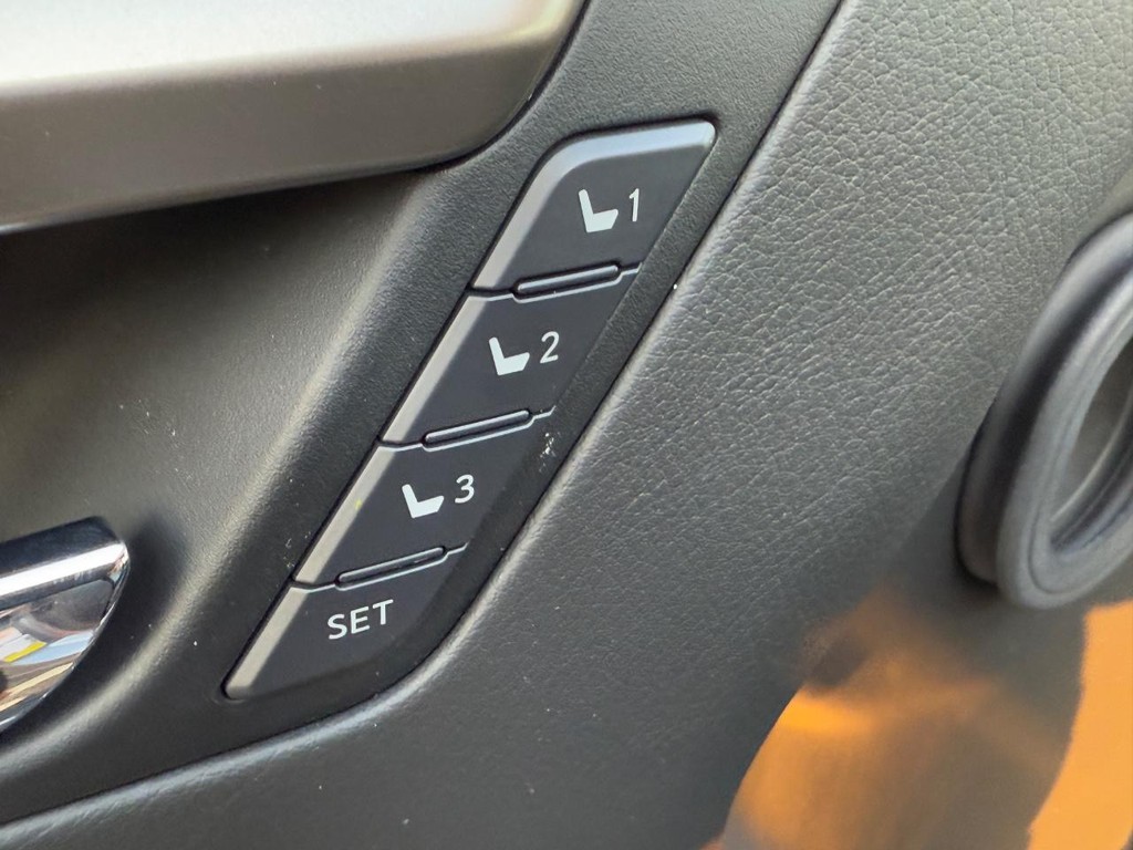 Lexus RX Vehicle Full-screen Gallery Image 15