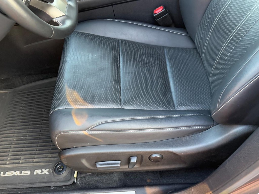 Lexus RX Vehicle Full-screen Gallery Image 16