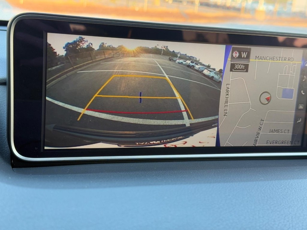 Lexus RX Vehicle Full-screen Gallery Image 21