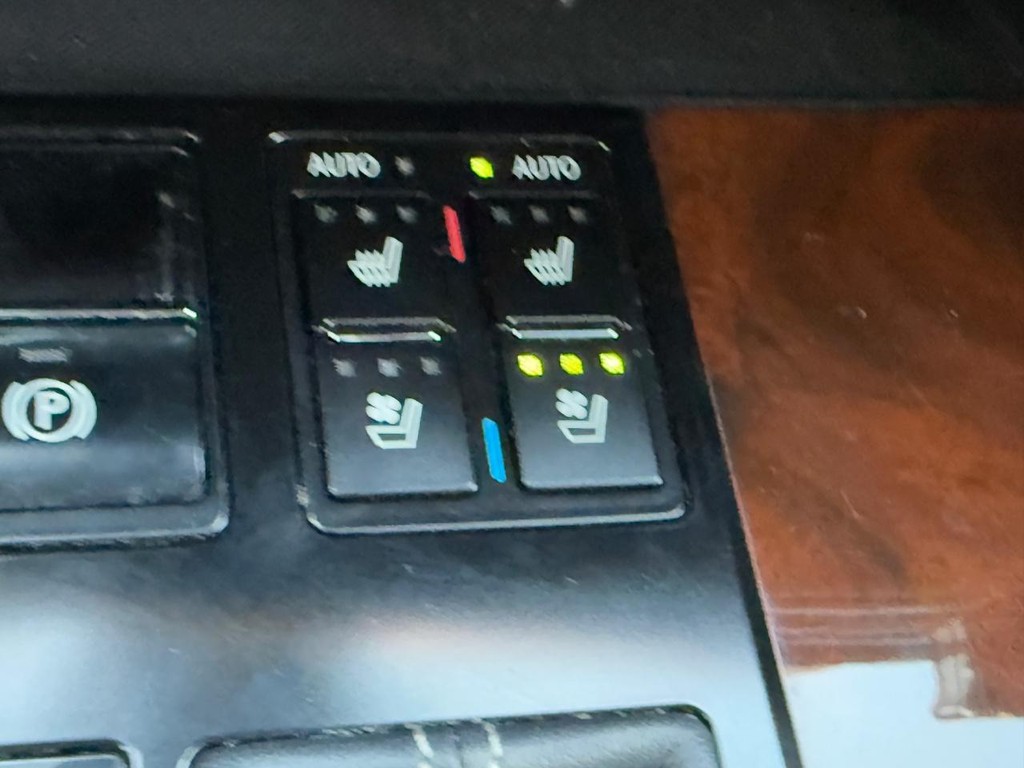 Lexus RX Vehicle Full-screen Gallery Image 22