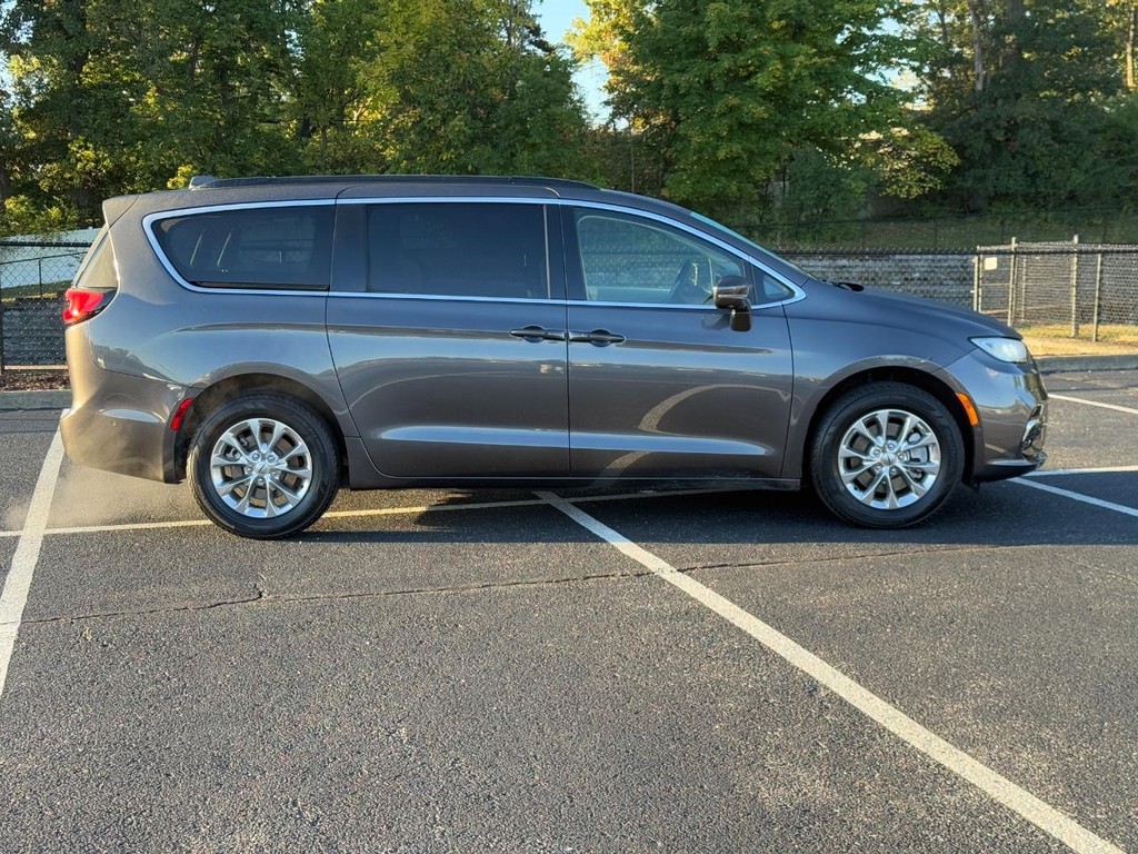 Chrysler Pacifica Vehicle Full-screen Gallery Image 02