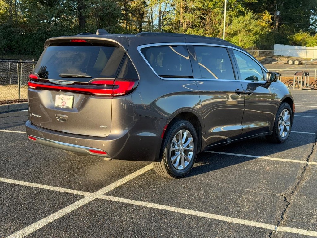 Chrysler Pacifica Vehicle Full-screen Gallery Image 03