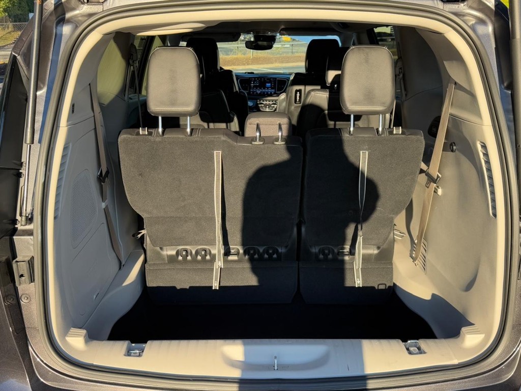 Chrysler Pacifica Vehicle Full-screen Gallery Image 04