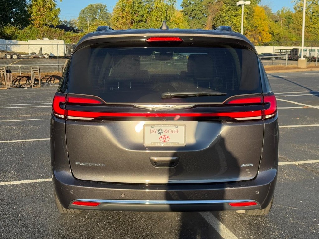 Chrysler Pacifica Vehicle Full-screen Gallery Image 05