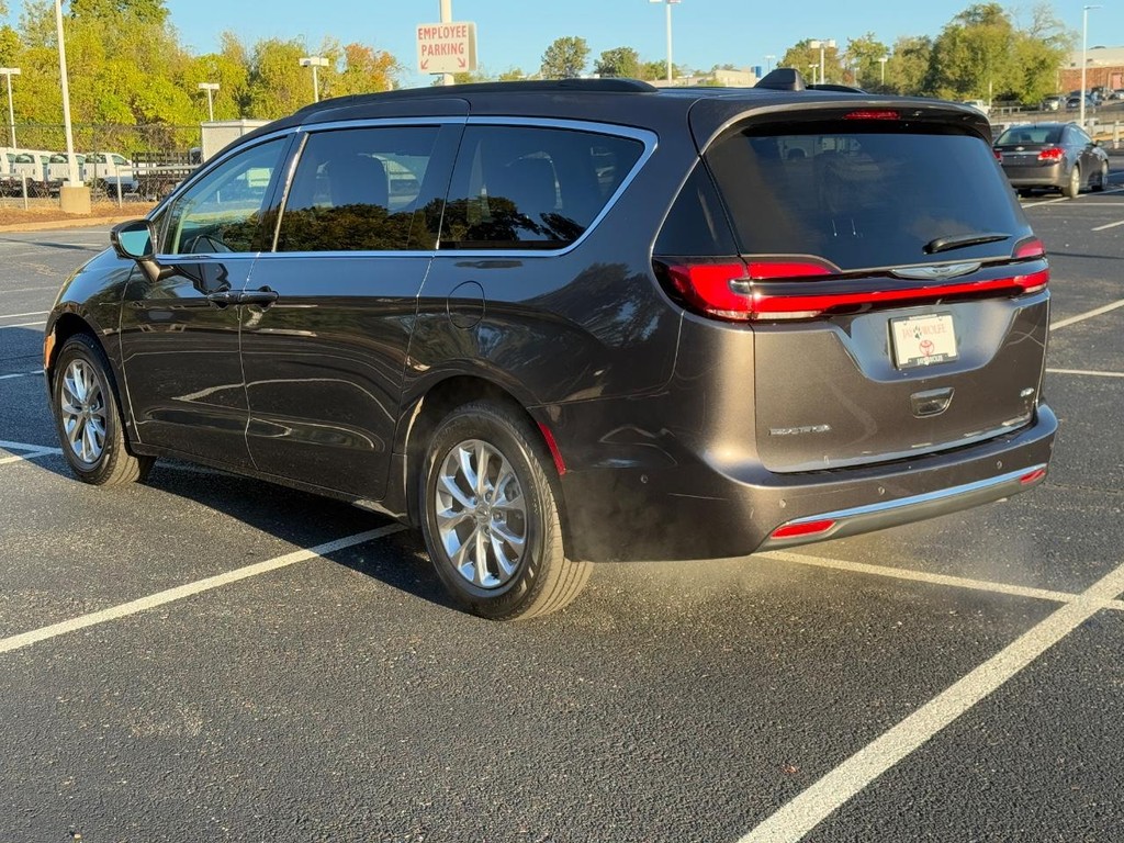 Chrysler Pacifica Vehicle Full-screen Gallery Image 06