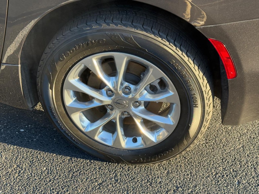 Chrysler Pacifica Vehicle Full-screen Gallery Image 07