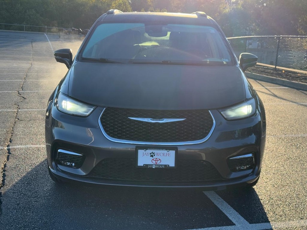 Chrysler Pacifica Vehicle Full-screen Gallery Image 09