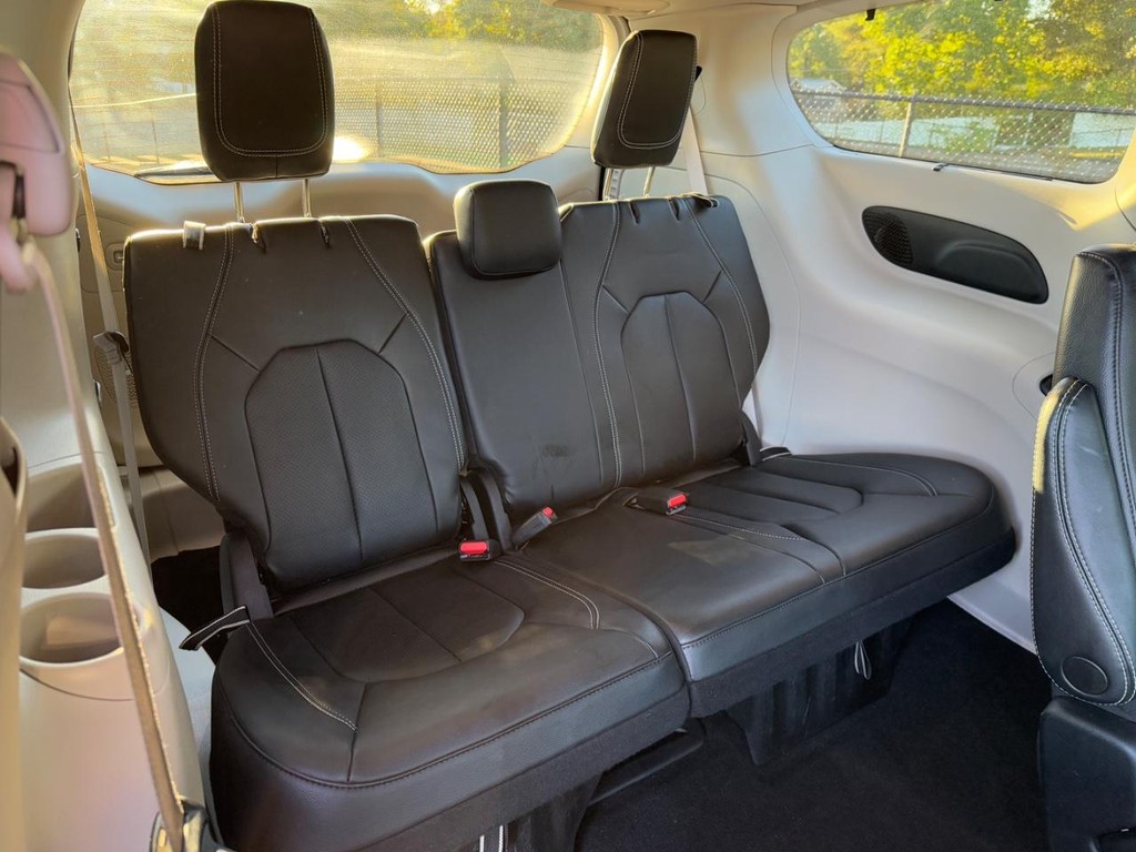 Chrysler Pacifica Vehicle Full-screen Gallery Image 10