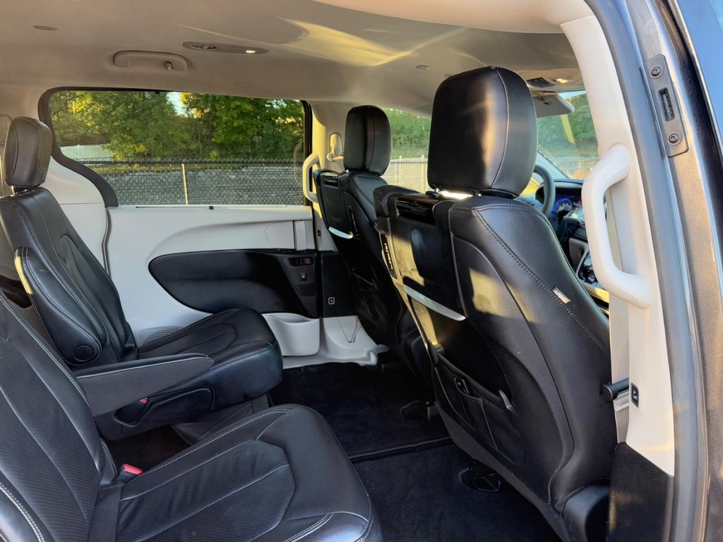 Chrysler Pacifica Vehicle Full-screen Gallery Image 11