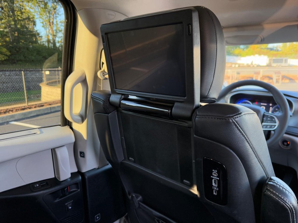 Chrysler Pacifica Vehicle Full-screen Gallery Image 12