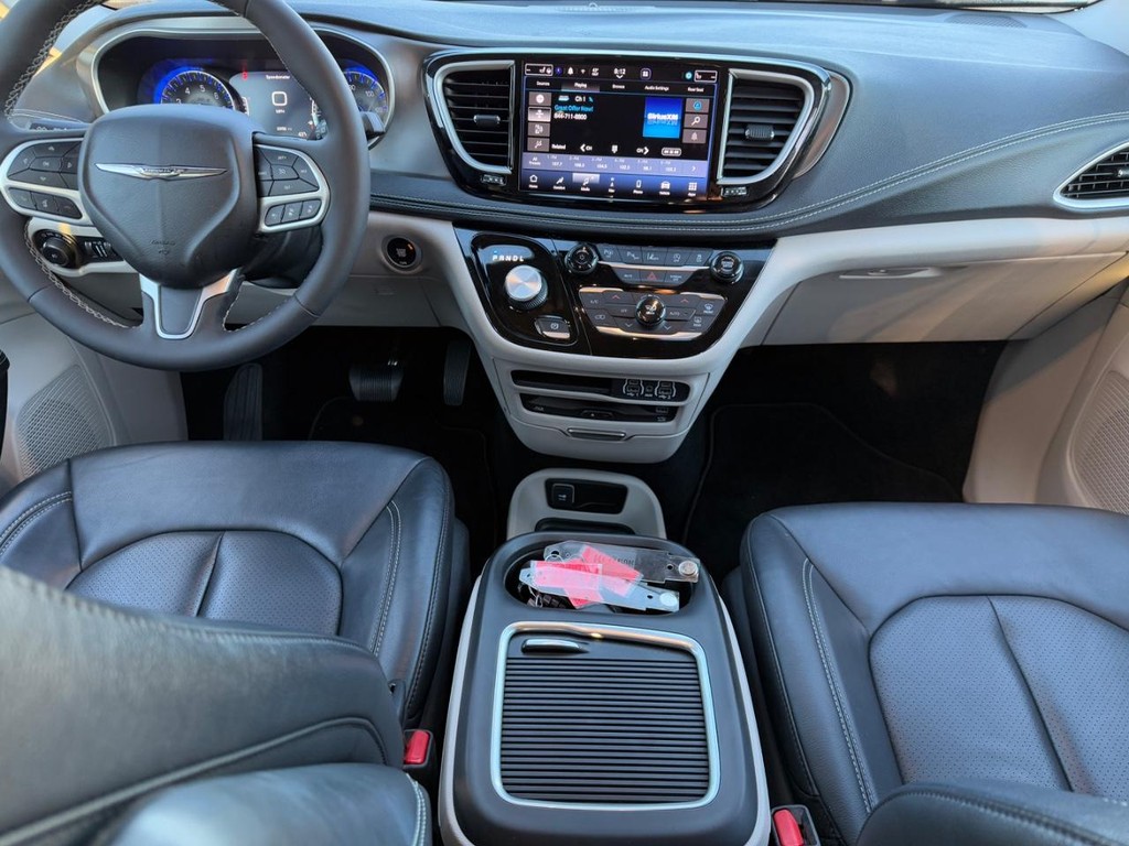 Chrysler Pacifica Vehicle Full-screen Gallery Image 13