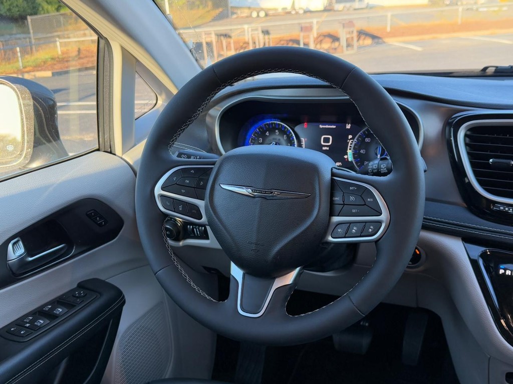 Chrysler Pacifica Vehicle Full-screen Gallery Image 14