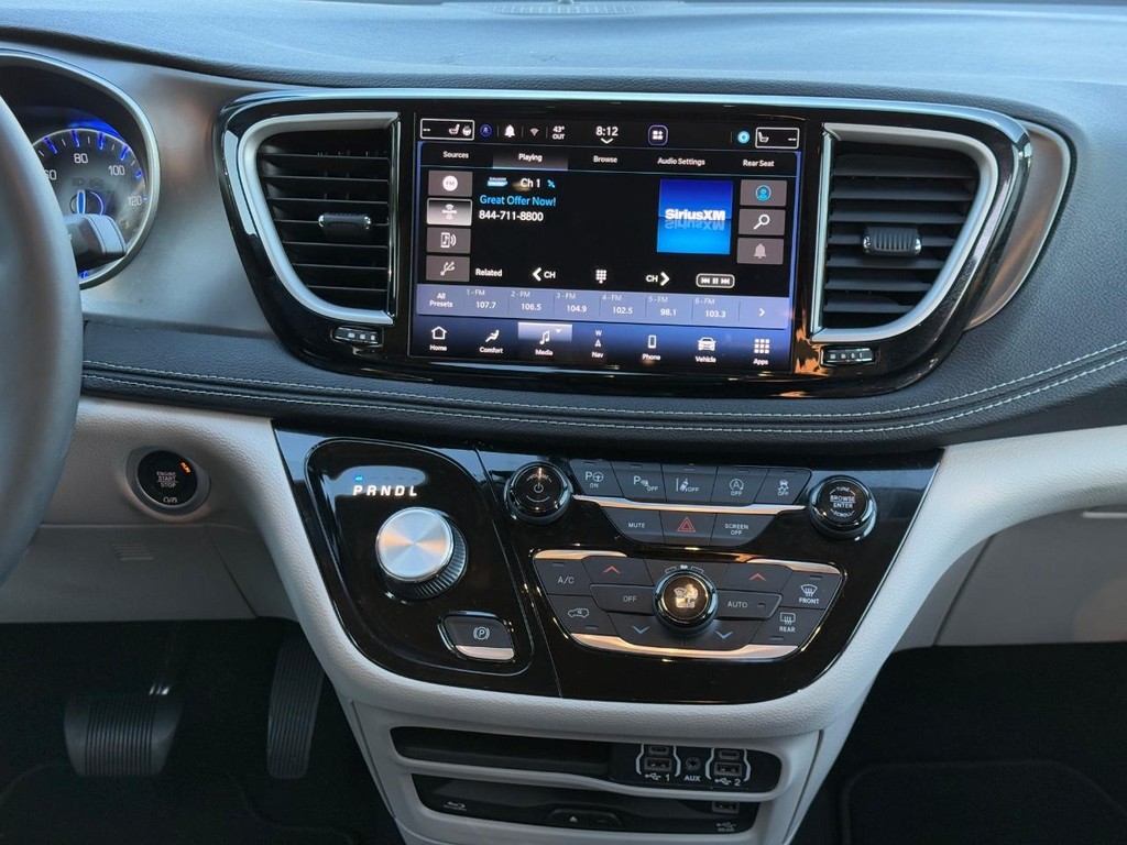 Chrysler Pacifica Vehicle Full-screen Gallery Image 15