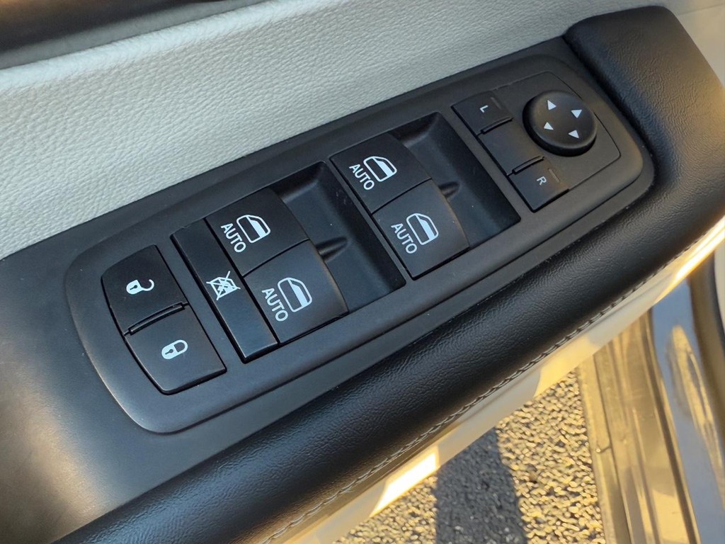 Chrysler Pacifica Vehicle Full-screen Gallery Image 16