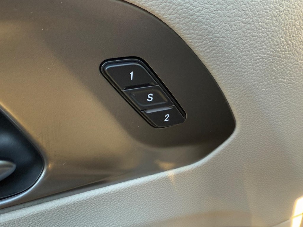 Chrysler Pacifica Vehicle Full-screen Gallery Image 17