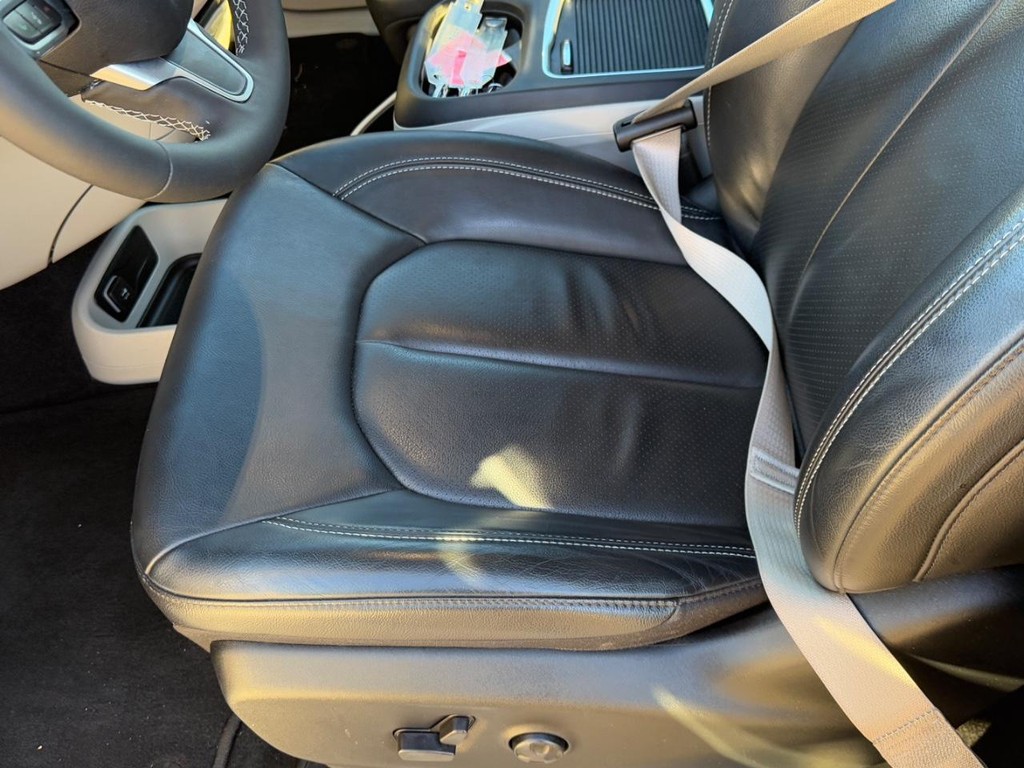 Chrysler Pacifica Vehicle Full-screen Gallery Image 18