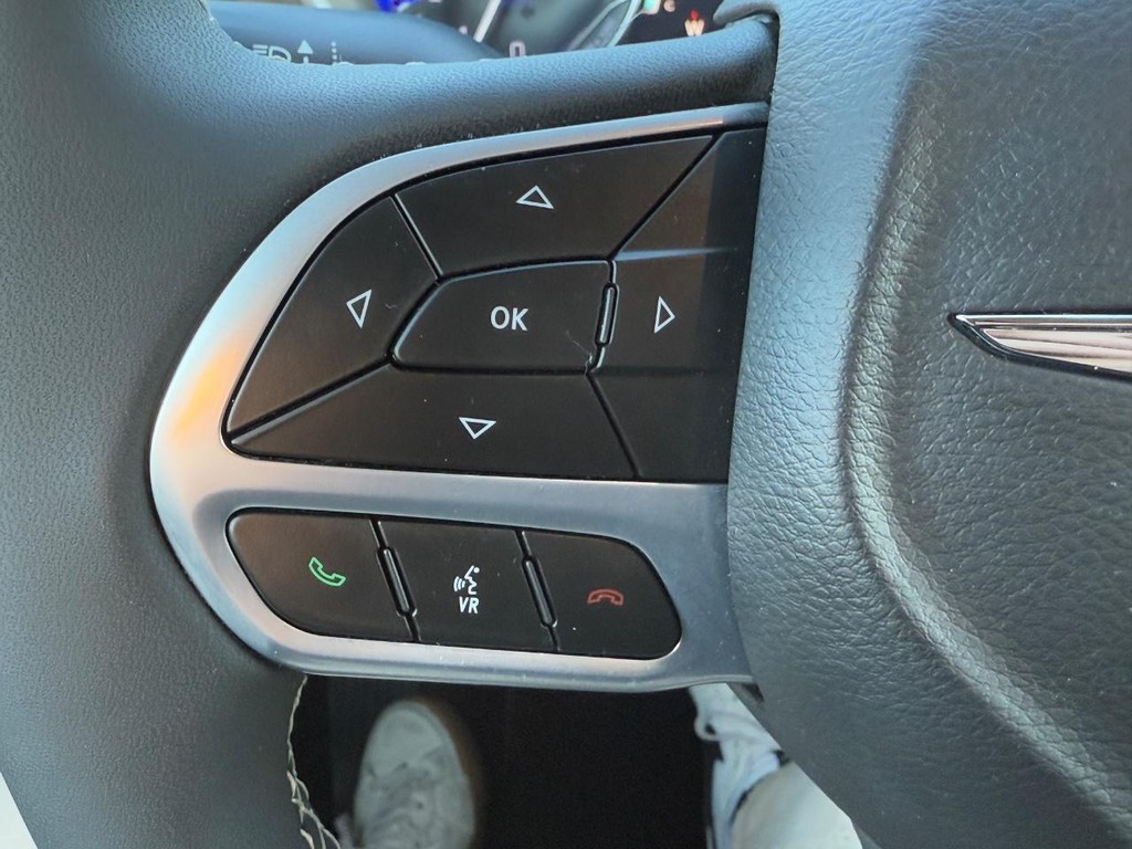 Chrysler Pacifica Vehicle Full-screen Gallery Image 19