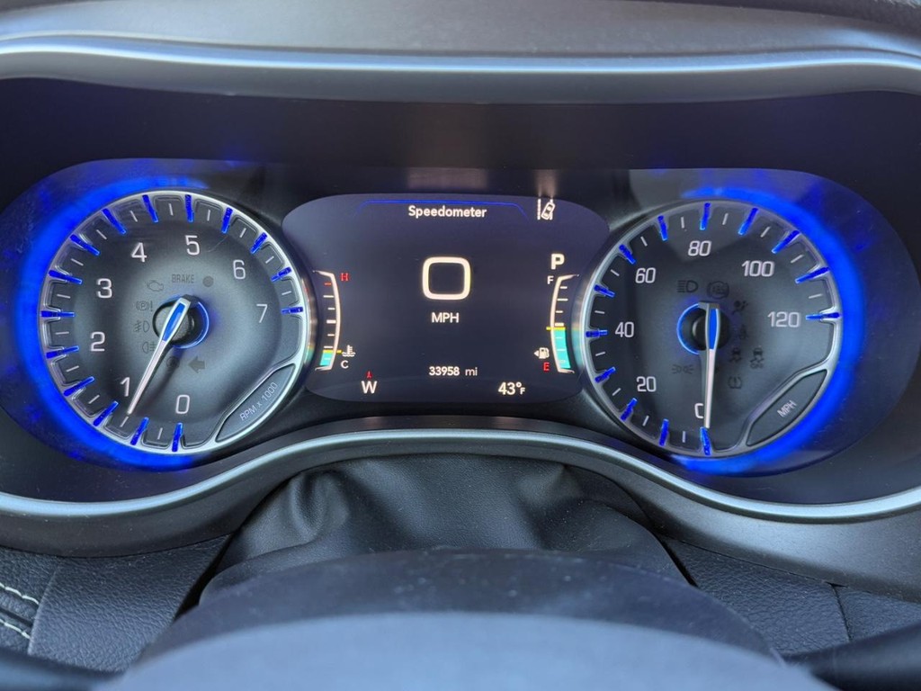 Chrysler Pacifica Vehicle Full-screen Gallery Image 21