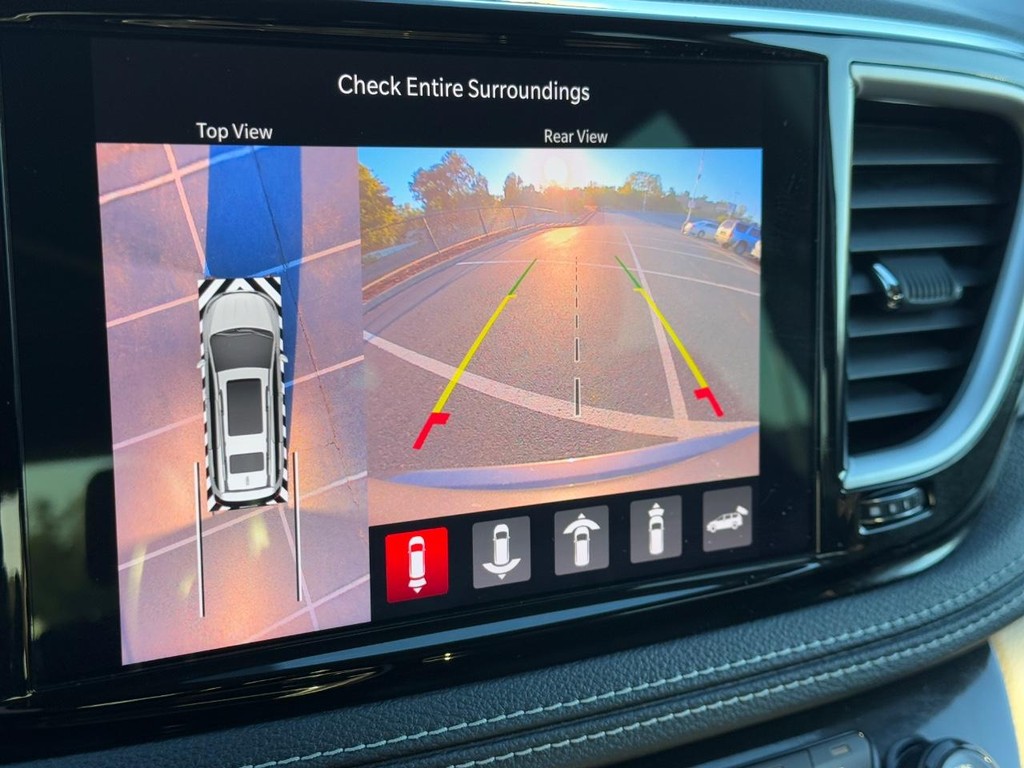 Chrysler Pacifica Vehicle Full-screen Gallery Image 23