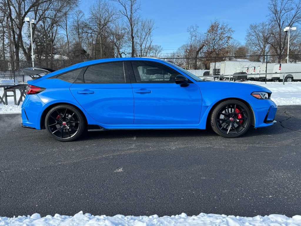 Honda Civic Type R Vehicle Full-screen Gallery Image 02