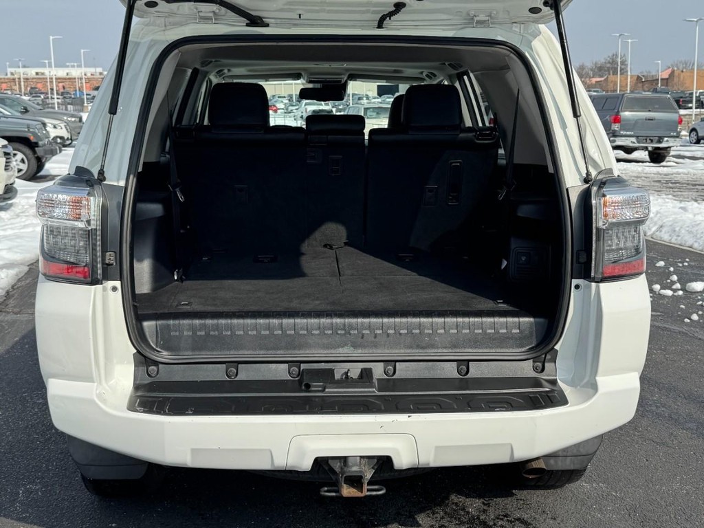 Toyota 4Runner Vehicle Full-screen Gallery Image 04