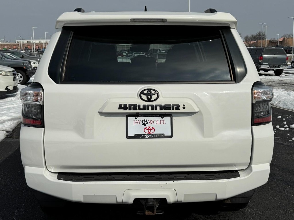 Toyota 4Runner Vehicle Full-screen Gallery Image 05