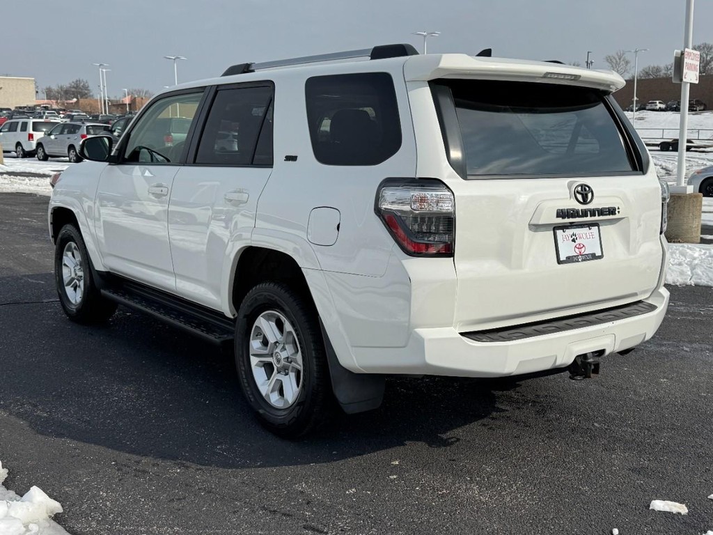 Toyota 4Runner Vehicle Full-screen Gallery Image 06