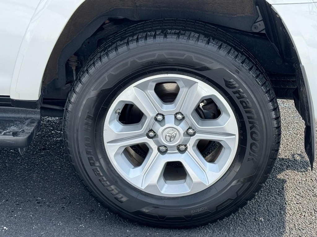 Toyota 4Runner Vehicle Full-screen Gallery Image 07