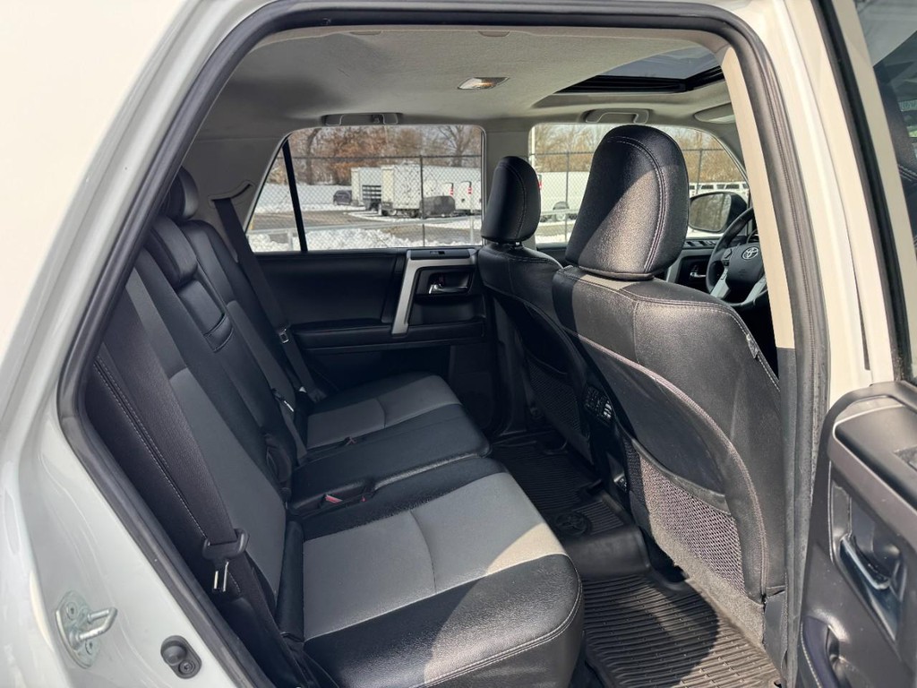 Toyota 4Runner Vehicle Full-screen Gallery Image 10