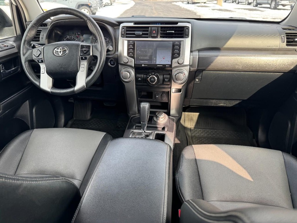 Toyota 4Runner Vehicle Full-screen Gallery Image 11