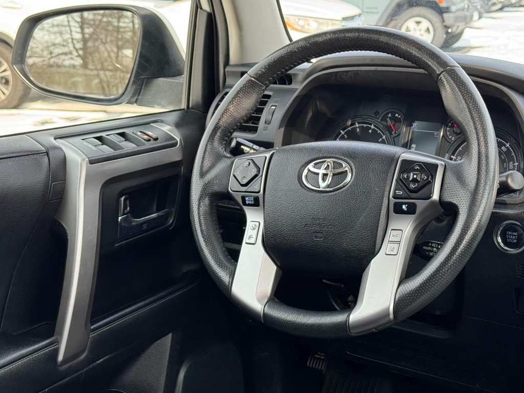 Toyota 4Runner Vehicle Full-screen Gallery Image 12