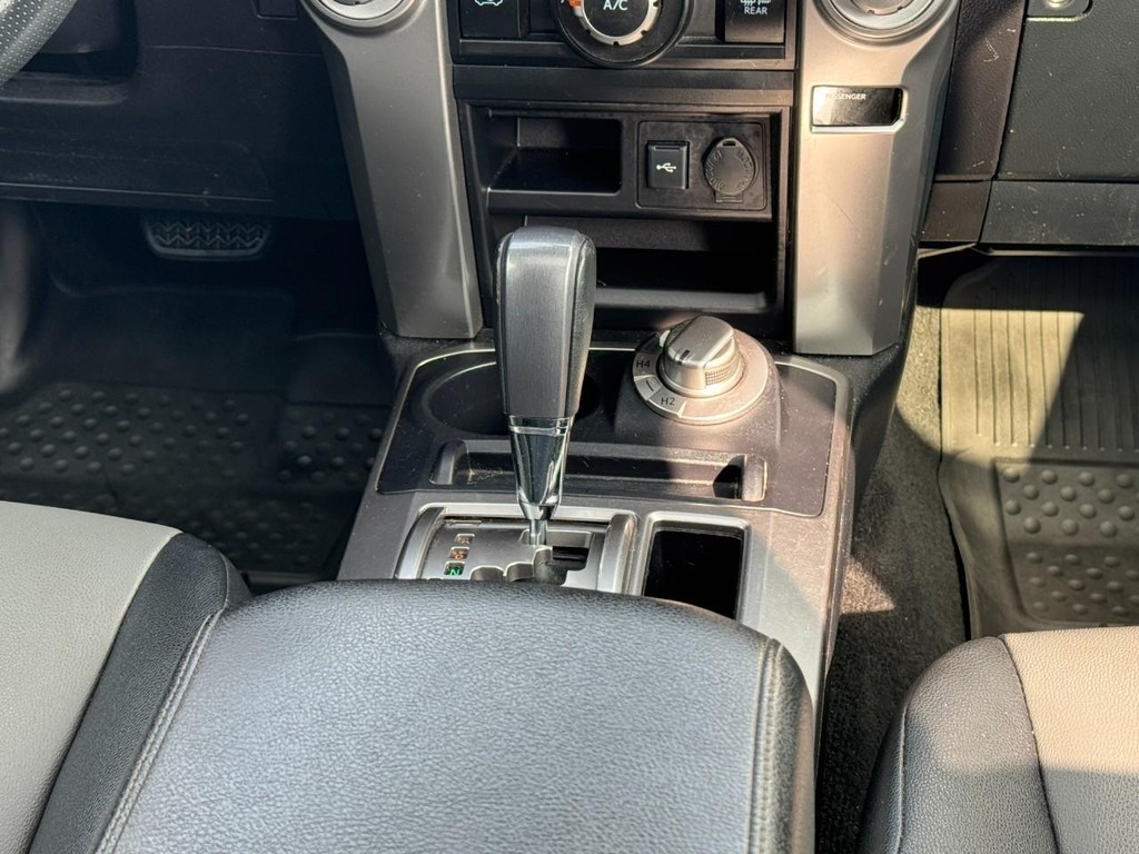 Toyota 4Runner Vehicle Full-screen Gallery Image 14