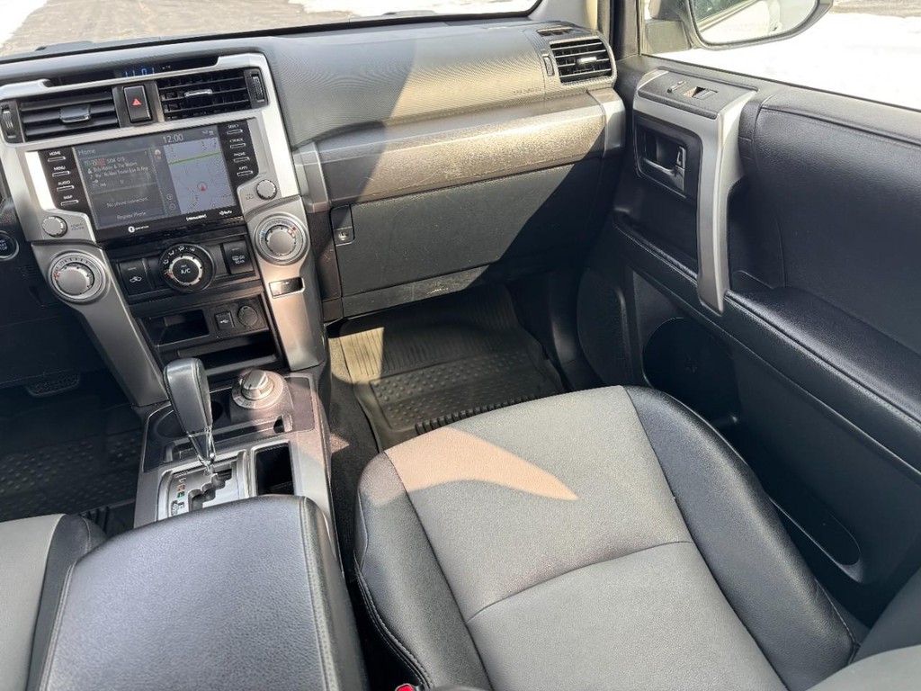 Toyota 4Runner Vehicle Full-screen Gallery Image 15