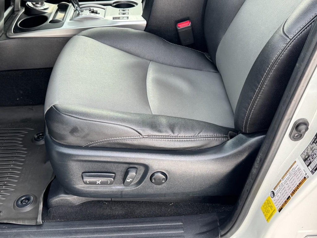 Toyota 4Runner Vehicle Full-screen Gallery Image 23