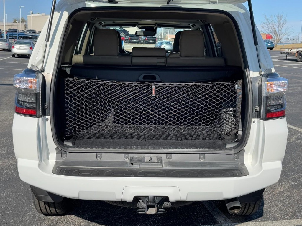 Toyota 4Runner Vehicle Full-screen Gallery Image 04