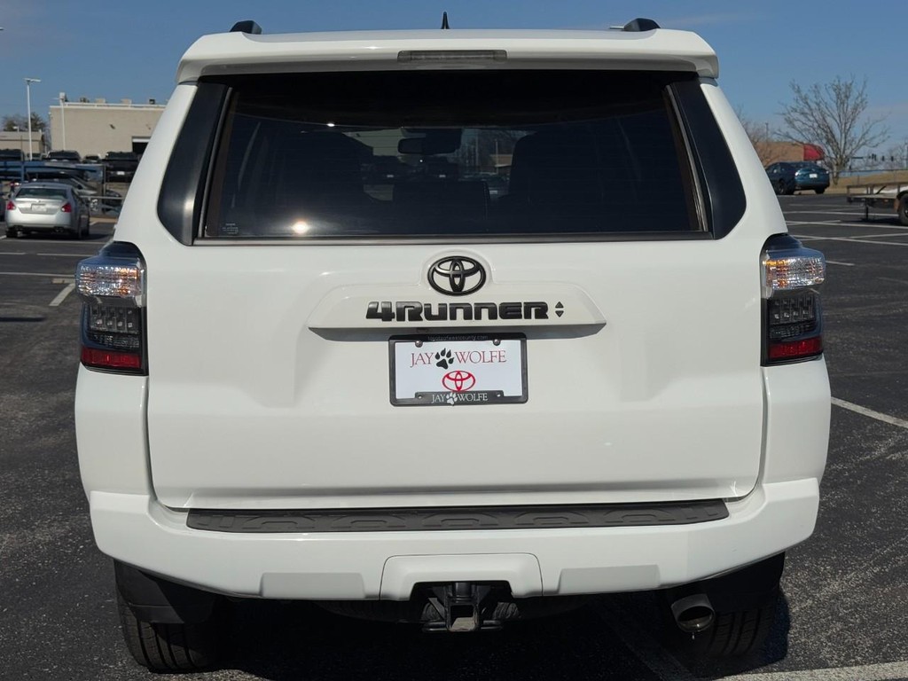 Toyota 4Runner Vehicle Full-screen Gallery Image 05