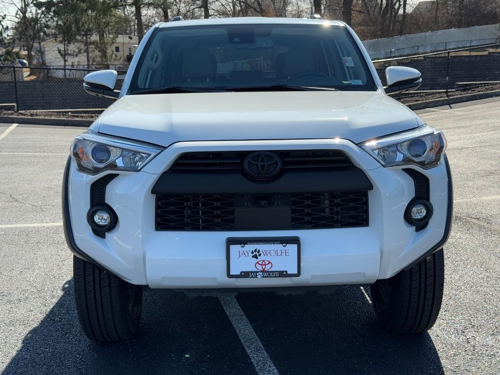 Toyota 4Runner Vehicle Full-screen Gallery Image 09