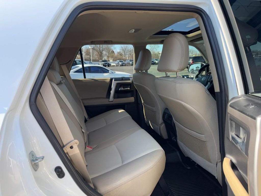 Toyota 4Runner Vehicle Full-screen Gallery Image 10