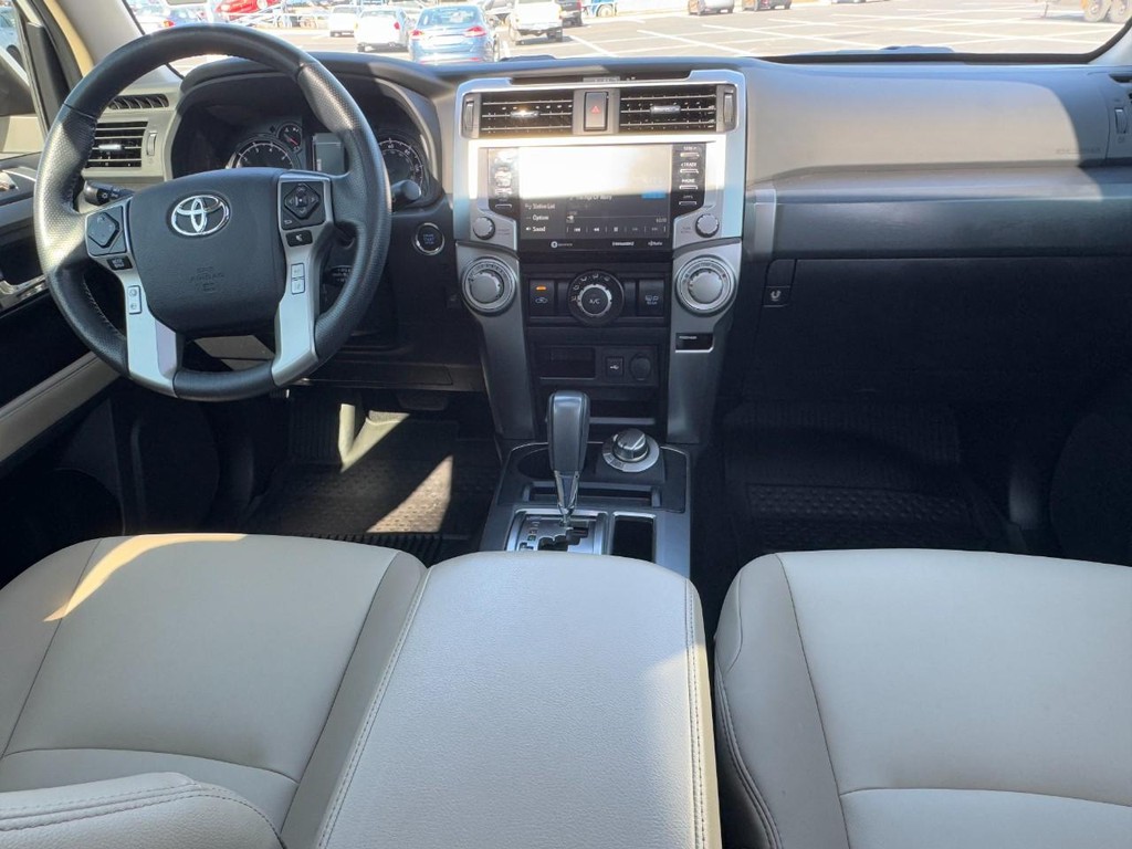 Toyota 4Runner Vehicle Full-screen Gallery Image 11