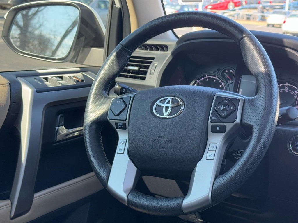 Toyota 4Runner Vehicle Full-screen Gallery Image 12