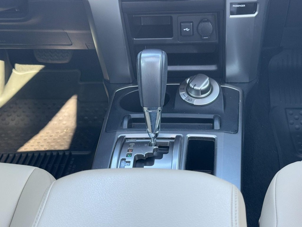 Toyota 4Runner Vehicle Full-screen Gallery Image 14