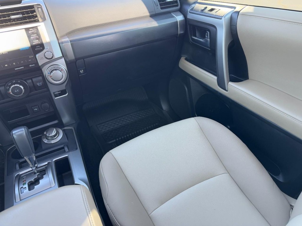 Toyota 4Runner Vehicle Full-screen Gallery Image 15