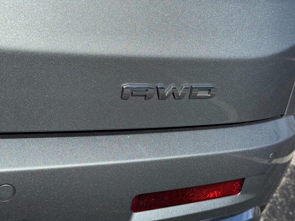 GMC Acadia Vehicle Full-screen Gallery Image 04